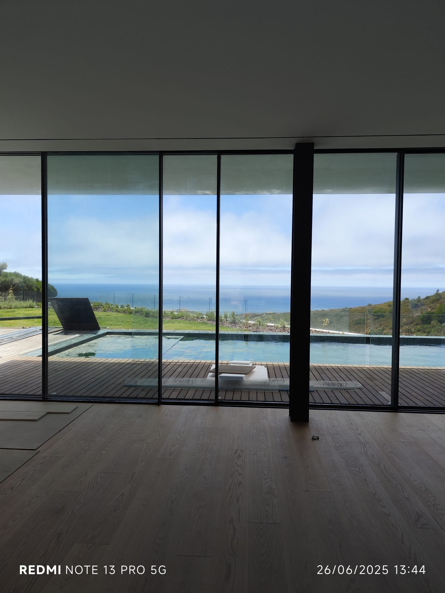 Envidração de moradia com janelas em PVC com quadrículas