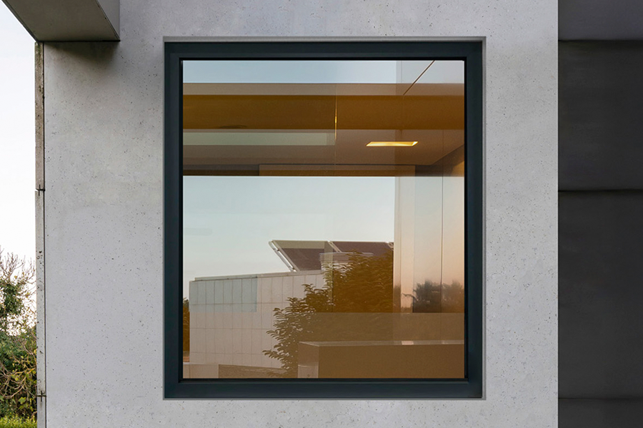 Janela de correr em alumínio com folha oculta