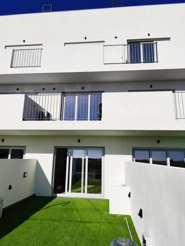 Caixilharia em PVC instalada numa moradia residencial