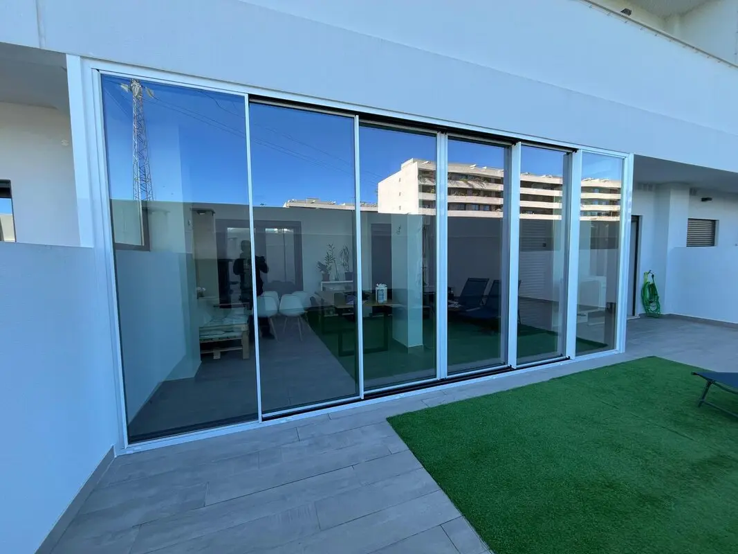 Janela de correr elevatória em alumínio instalada numa moradia