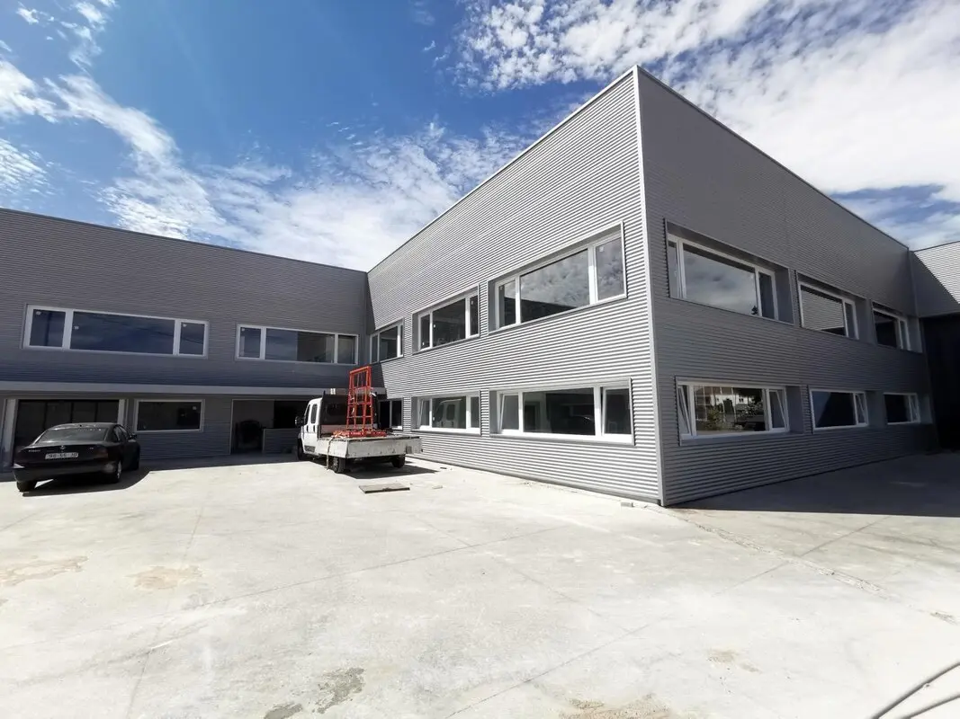 Instalação de janelas em PVC em edifício industrial