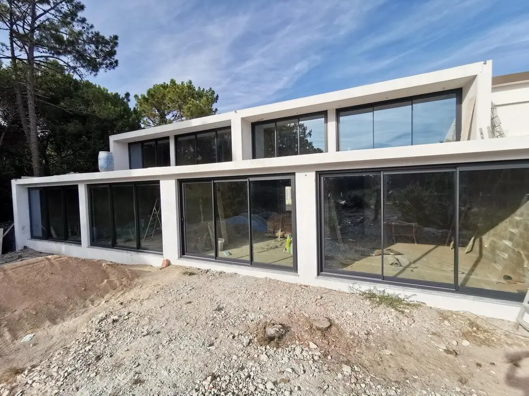 Janela de correr elevável em alumínio instalada em moradia