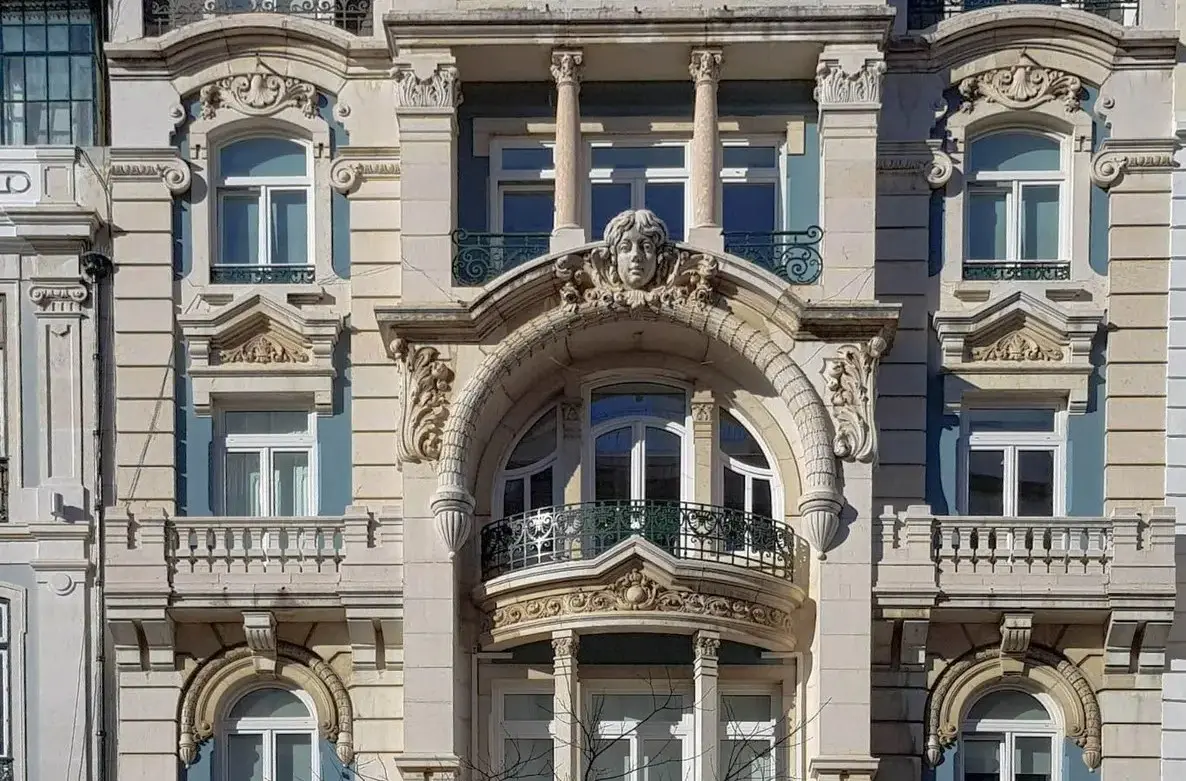 Janelas em PVC instaladas num edifício histórico em Lisboa