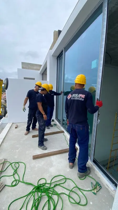 Instalação de porta de correr em PVC numa varanda residencial