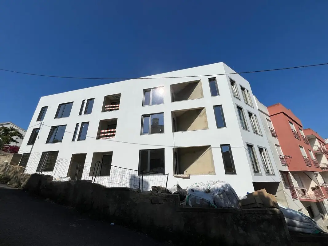 Janelas em PVC com folha oculta aplicadas num edifício residencial